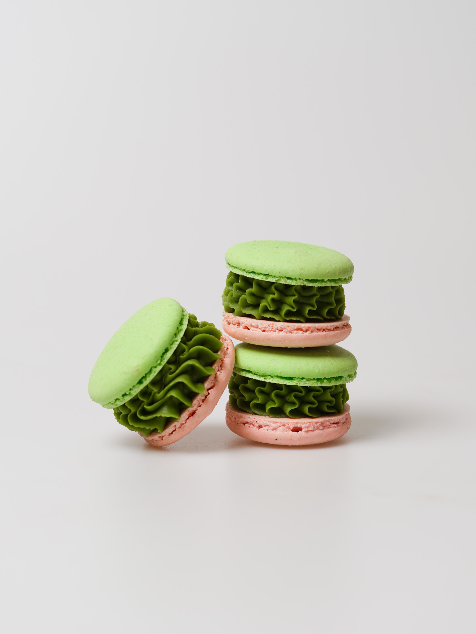 เมนู: Matcha Strawberry Macaron