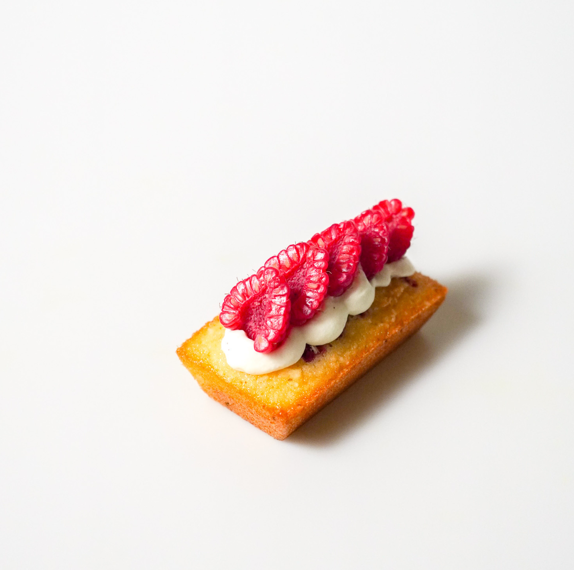 เมนู: Coconut Raspberry Financier